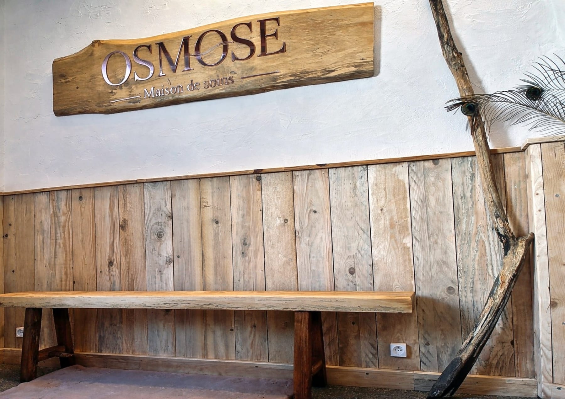 Le banc sous l'enseigne